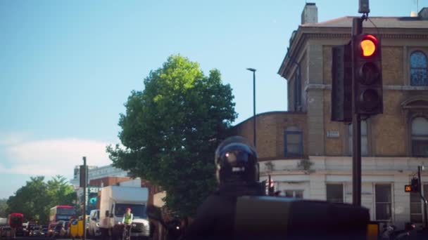 Weg Naar Londen Man Zakenman Rijdt Zijn Auto Haasten Naar — Stockvideo