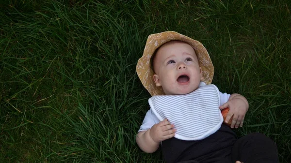 Маленький Счастливый Новорожденный Ребенок Летней Панамской Шляпе Лежит Траве Босиком — стоковое фото
