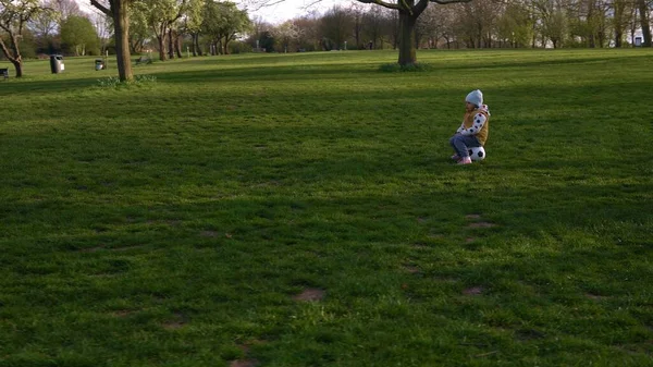 春の公園で楽しい子供たちの幸せな家族 リトル キッド 子供の女の子は緑の草の上にブラックホワイトクラシックサッカーボールをドリブル サッカーをしている 子供時代 スポーツ 選手権のコンセプト — ストック写真