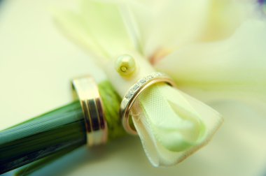 Alyans çiçek arka planda