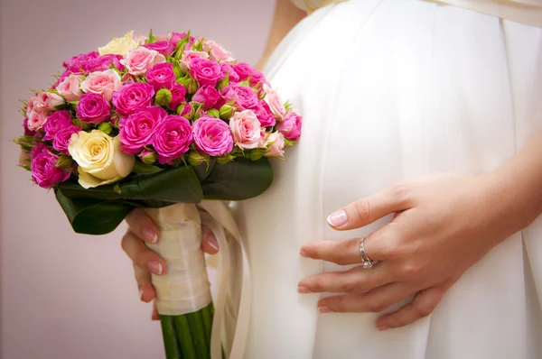 Mariée enceinte avec un bouquet — Photo