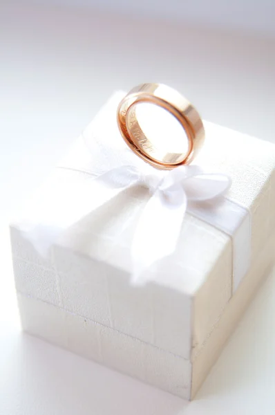 Обручальные кольца на подарочной коробке — стоковое фото