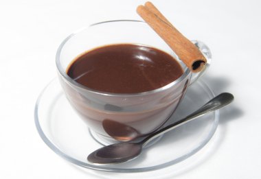 Tarçın çubuklu sıcak çikolata