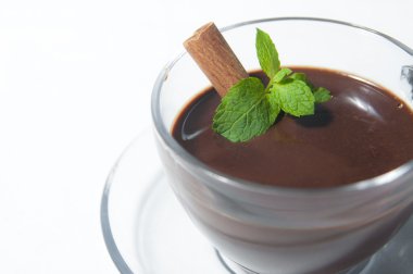 nane yaprakları ve sıcak çikolata tarçın ile kupa sopa