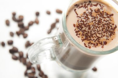 uzun bir bardak kahve espresso