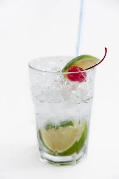 Vaso de gin tonic con hielo y limón — Foto de Stock
