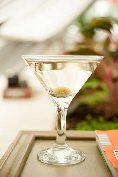 Copa de martini con aceituna en la mesa al aire libre — Foto de Stock