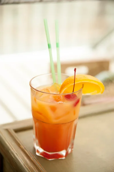 Sexo en la playa mezcla de bebidas con guarnición de naranja — Foto de Stock