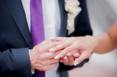 yeni evlilere nikah yüzükleri alışverişi