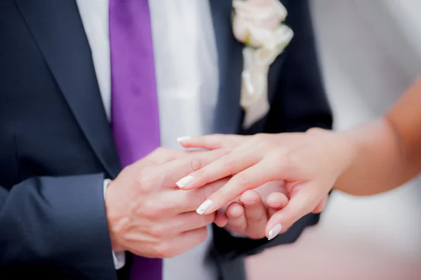 Recién casados intercambiando anillos de boda — Foto de Stock