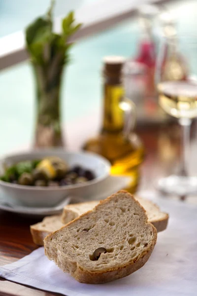 Brot mit Oliven — Stockfoto