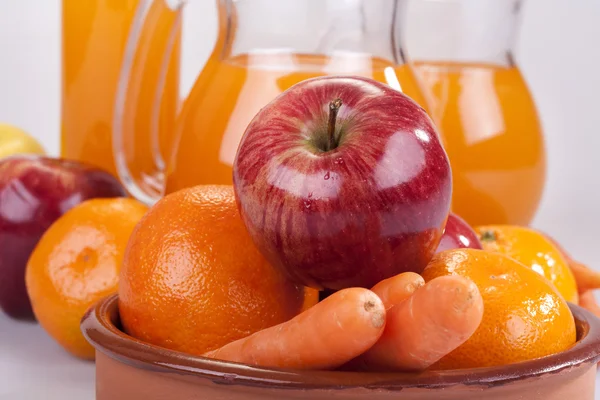 Яблоко, апельсин и морковь — стоковое фото