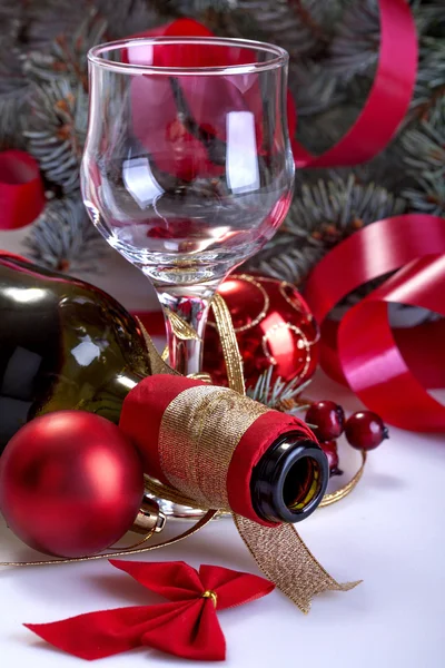 Copo e uma garrafa de vinho — Fotografia de Stock
