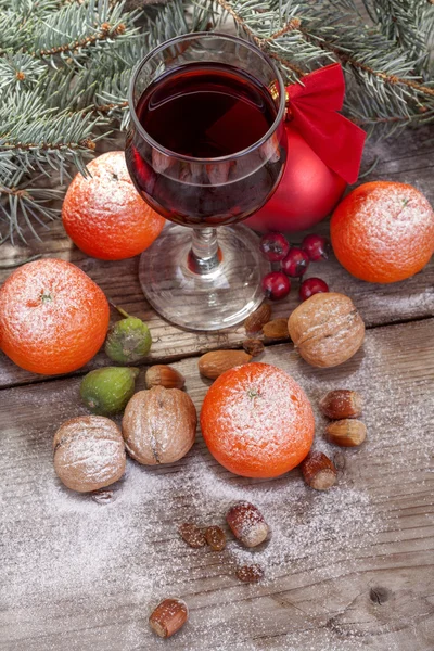 Bicchiere di vino con frutta e noci — Foto Stock