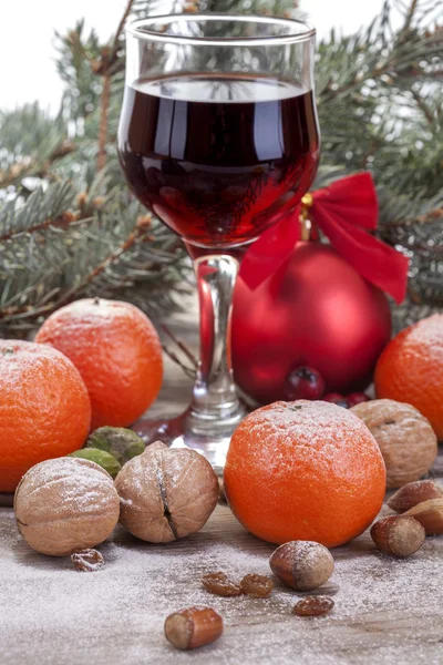 Bicchiere di vino con frutta e noci — Foto Stock