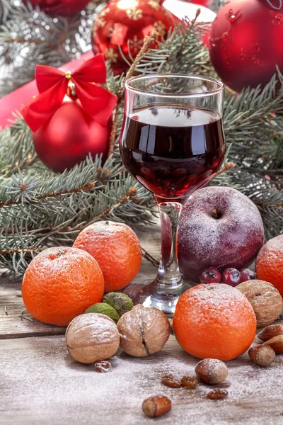 Copo de vinho com frutas e nozes — Fotografia de Stock