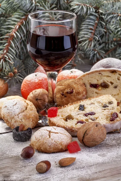 Copo de vinho com bolo de frutas — Fotografia de Stock