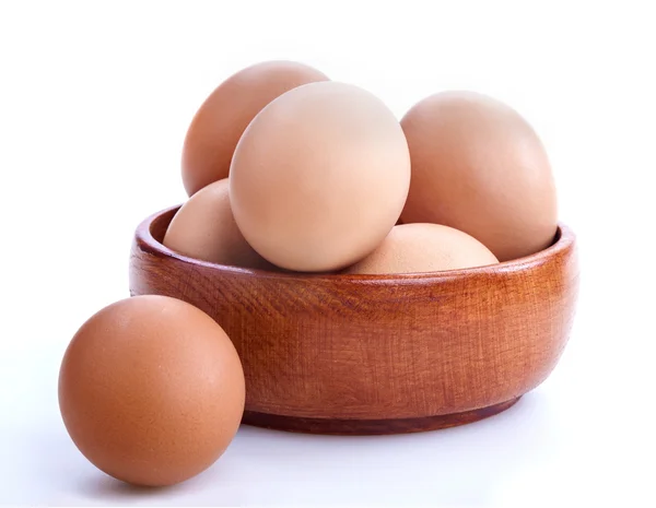 나무 그릇에 들어 있는 달걀 — 스톡 사진