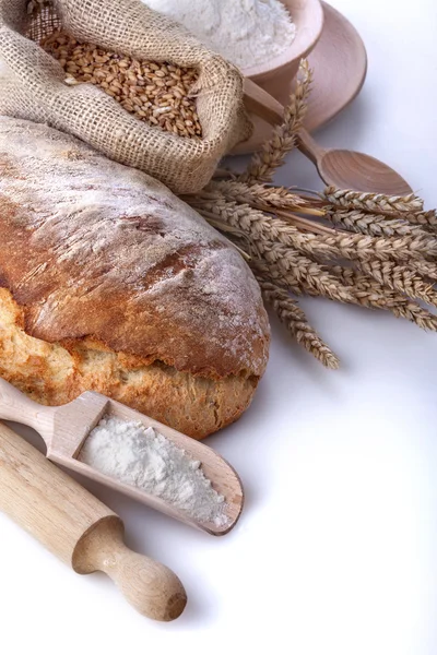 Pan con harina y trigo — Foto de Stock