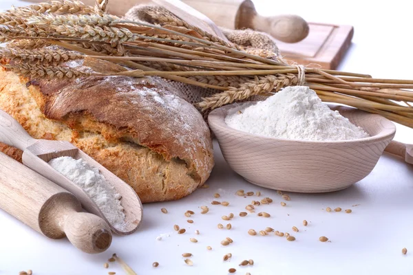 Pan con harina y trigo — Foto de Stock