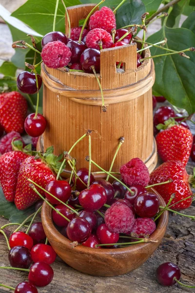 Himbeeren, Kirschen und Erdbeeren — Stockfoto