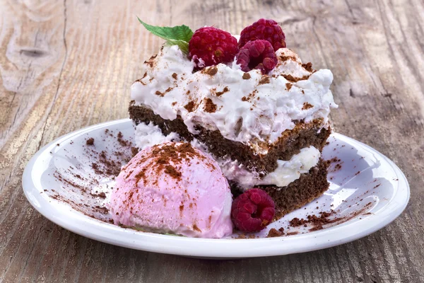 Cake with ice cream — Stock Photo, Image