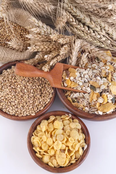 Müsli, Cornflakes und reifer Weizen — Stockfoto