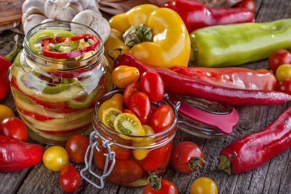 Pimenta enlatada e tomate — Fotografia de Stock