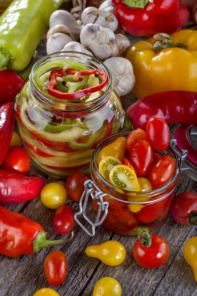 Peperoncino e pomodoro in scatola — Foto Stock