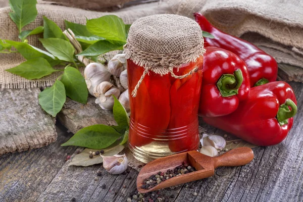 Ingeblikte paprika 's — Stockfoto