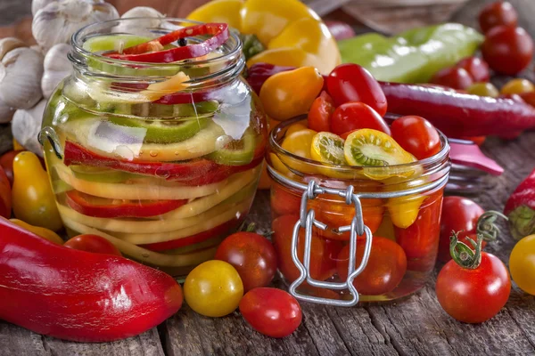 Ingeblikte peper en tomat — Stockfoto