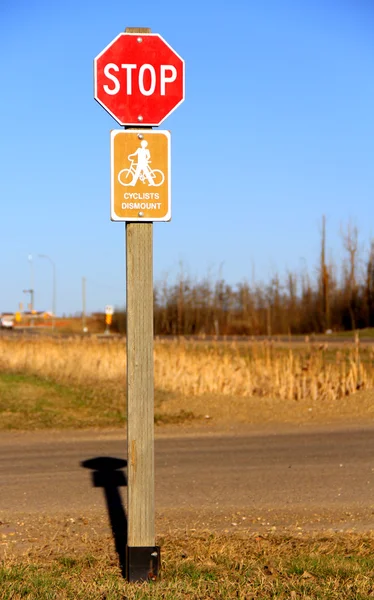 Parar Ciclistas desmontar Sinais — Fotografia de Stock