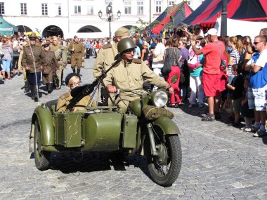 motosiklet motosiklet sepeti ile askerler