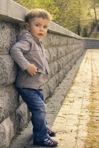 Мальчик - липкая модель — стоковое фото