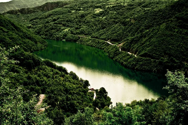 Der Jablanicko-See liegt zwischen den Bergen prenj und boksevica — Stockfoto