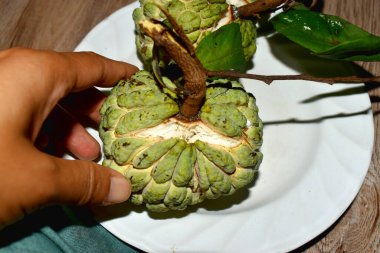 Beyaz tabakta kremalı elma, muhallebi elması, Tayland 'da taze ve tatlı tropik meyveler..