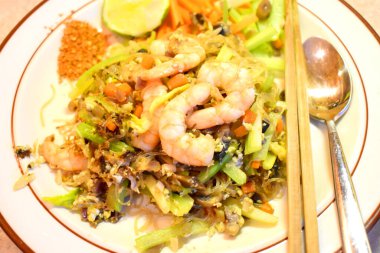 Kral karidesli kızarmış cam şehriye, organik sebzeyle karıştırılmış turp, acı biber tozu ve limon..