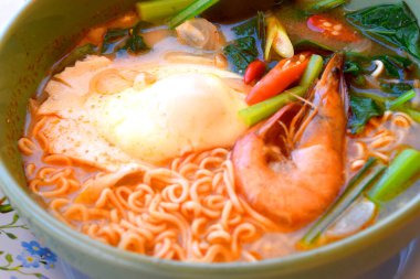 Tayland baharatlı kremalı Tom Yum hazır eriştesi. Kral karidesli, yumurtalı ve sebzeli. Kırmızı biberli, limonlu.,