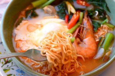 Tayland baharatlı kremalı Tom Yum hazır eriştesi. Kral karidesli, yumurtalı ve sebzeli. Kırmızı biberli, limonlu.,
