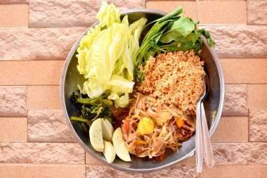 Baharatlı papaya salatası veya Taylandlı SomTum, karışık sebzeli, yumurtalı ve hazır erişteli meze. Evde çok güzel pişmiş..