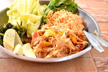 Baharatlı papaya salatası veya Taylandlı SomTum, karışık sebzeli, yumurtalı ve hazır erişteli meze. Evde çok güzel pişmiş..