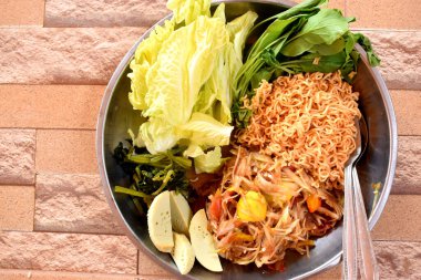 Baharatlı papaya salatası veya Taylandlı SomTum, karışık sebzeli, yumurtalı ve hazır erişteli meze. Evde çok güzel pişmiş..