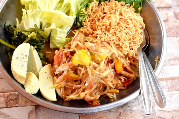 Ensalada Papaya Picante Tailandesa Llamada Somtum Guarnición Con Verduras Mixtas — Foto de Stock