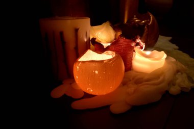 Mum bulutu üzerinde yanan mum, arka planda yanan güzel mum ışığı..