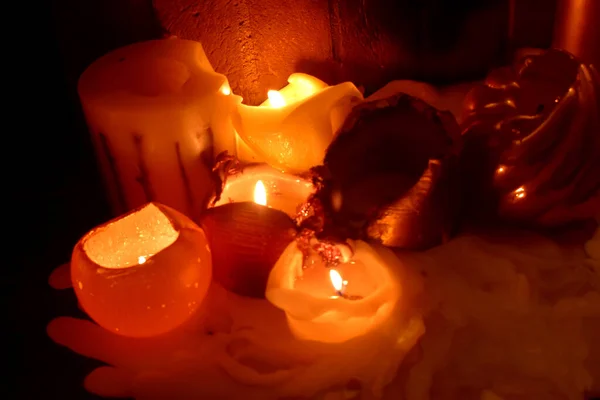 Closeup Burning Candles Light Illuminates Flicker Flamboyant Lots Cloud Wax — Stock Photo, Image