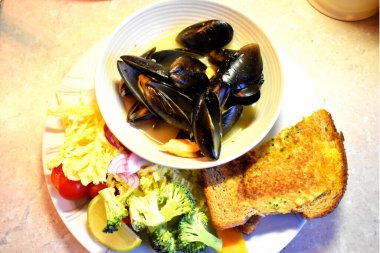 Midyelerin yanında organik sebzeler, evde sağlıklı ve lezzetli yemekler..