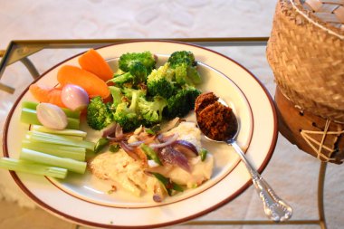 Dilimlenmiş yeşil biberli kızarmış balık ve kırmızı soğan taze ve organik sebze brokoli, havuç ve kereviz ile baharatlı biber ezmesi ile yenir. Sağlıklı yiyecekler ve evde kolay pişirme..