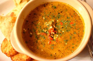 Kırmızı biberli baharatlı Hint usulü baharatlı tavuk körisi. Evde Asya usulü yemek pişirmek kolay..