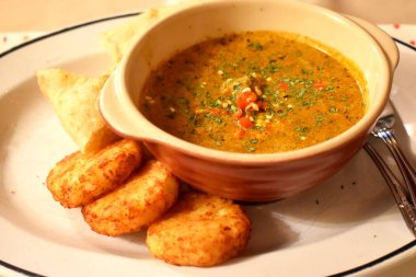 Kırmızı biberli baharatlı Hint usulü baharatlı tavuk körisi. Evde Asya usulü yemek pişirmek kolay..