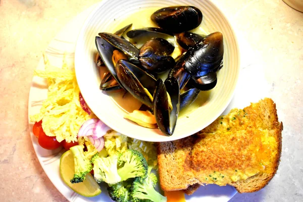 Midyelerin yanına organik sebzelerle yakın çekim, evde sağlıklı ve lezzetli yiyeceklerle kolay pişirme..